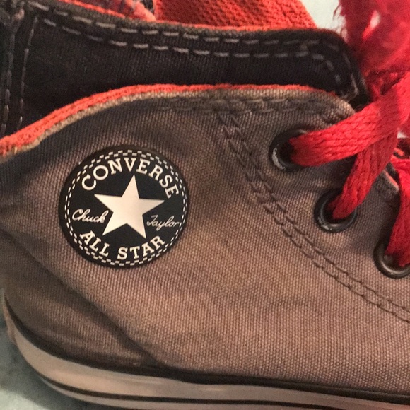 Super cute Kids Converse tennis shoes in very good condition. Size 8 - Picture 5 of 7